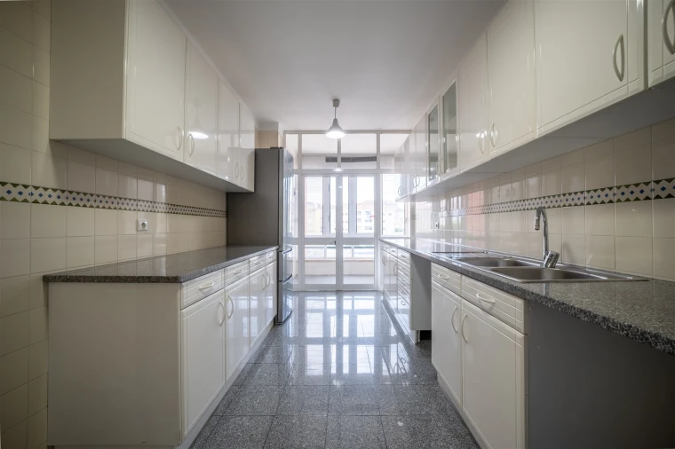 Apartamento T3 para Arrendamento em Santo Antonio dos Olivais Foto 18