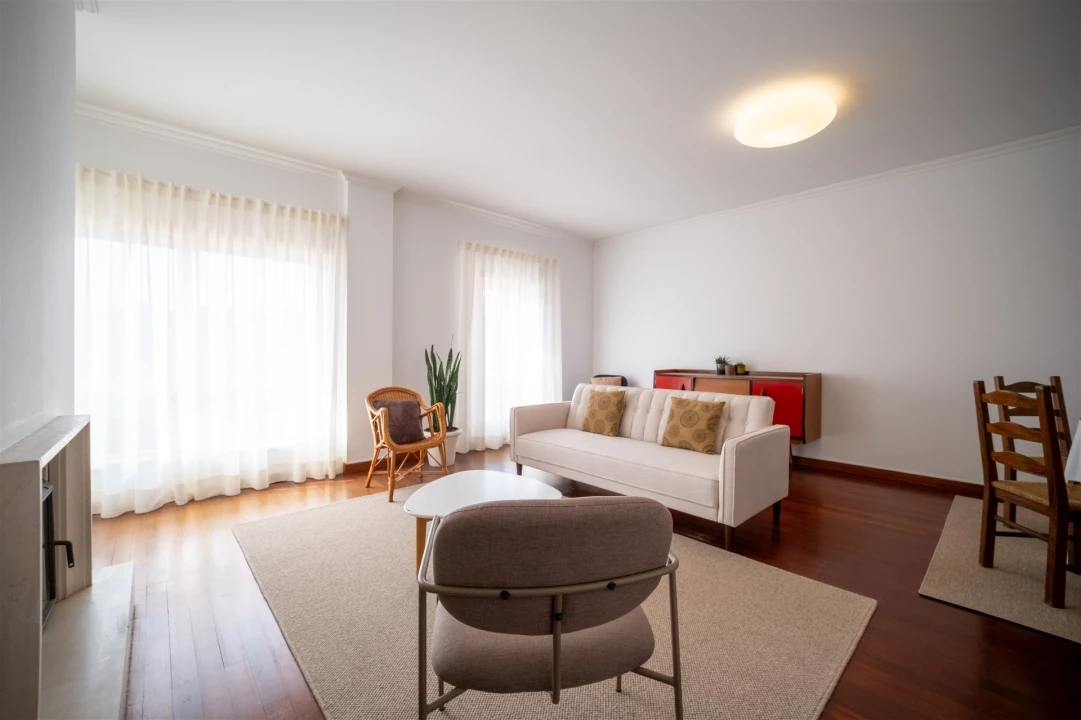 Apartamento T3 para Arrendamento em Santo Antonio dos Olivais Foto 1
