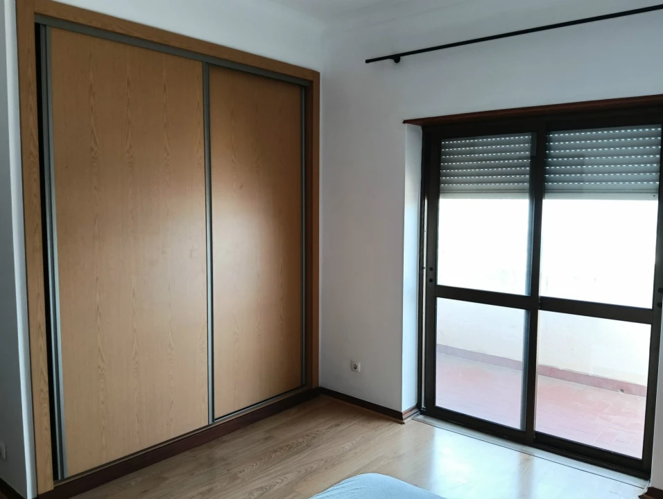 Apartamento T3 para Arrendamento em Santo Antonio dos Olivais Foto 12