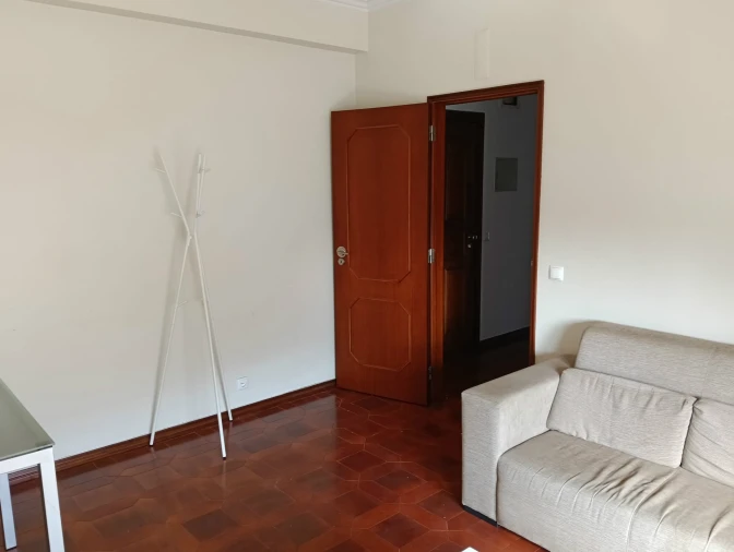 Apartamento T3 para Arrendamento em Santo Antonio dos Olivais Foto 3