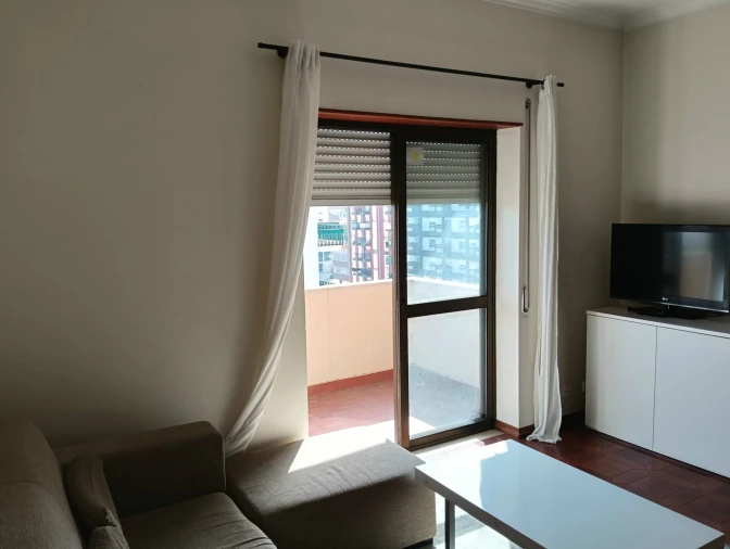 Apartamento T3 para Arrendamento em Santo Antonio dos Olivais Foto 2