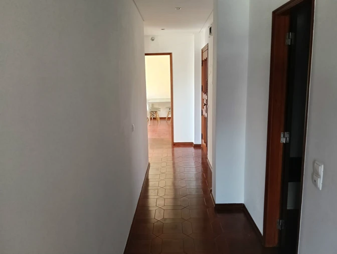 Apartamento T3 para Arrendamento em Santo Antonio dos Olivais Foto 14