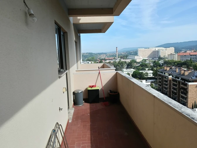 Apartamento T3 para Arrendamento em Santo Antonio dos Olivais Foto 4