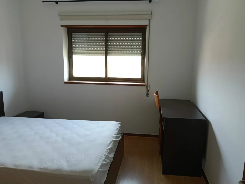 Apartamento T3 para Arrendamento em Santo Antonio dos Olivais Foto 9