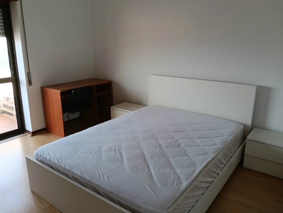 Apartamento T3 para Arrendamento em Santo Antonio dos Olivais Foto 8