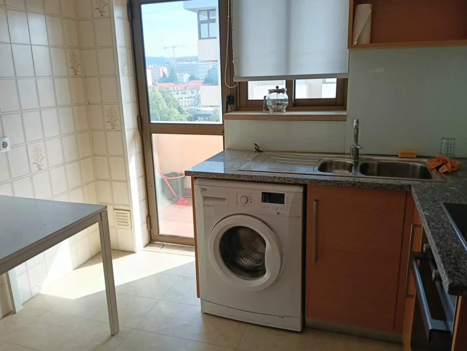Apartamento T3 para Arrendamento em Santo Antonio dos Olivais Foto 7