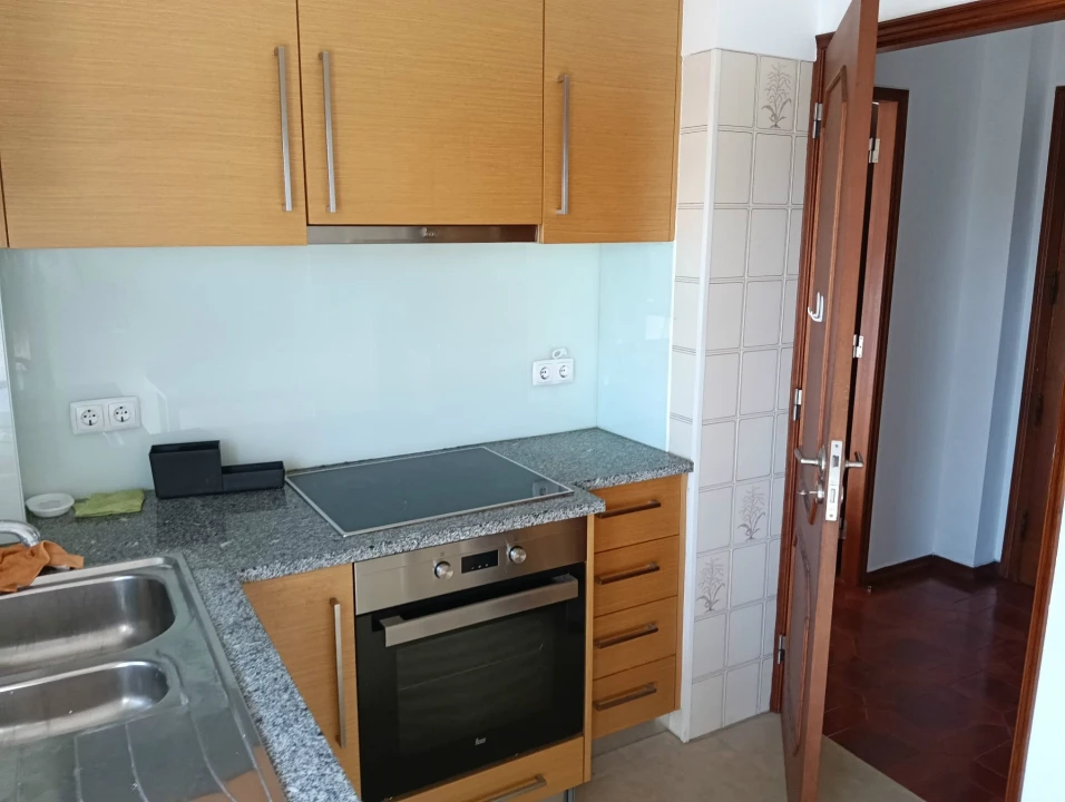Apartamento T3 para Arrendamento em Santo Antonio dos Olivais Foto 6