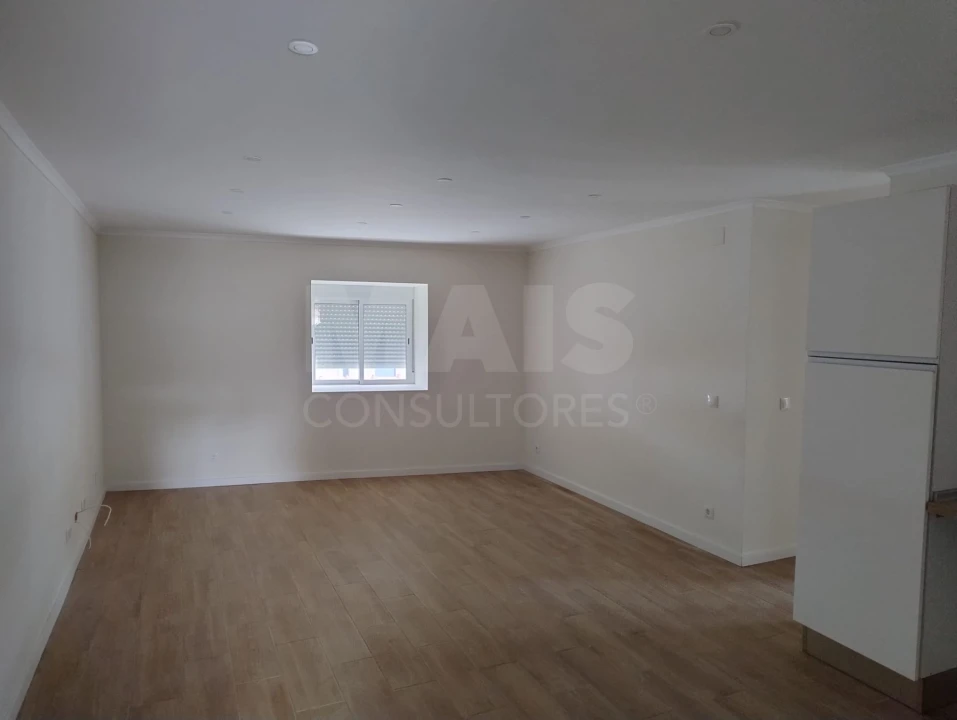 Apartamento T1 para Arrendamento em Dois Portos e Runa Foto 4