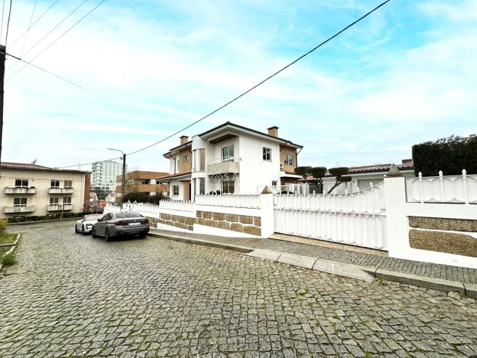 Moradia T5 para Venda em Cidade da Maia Foto 2