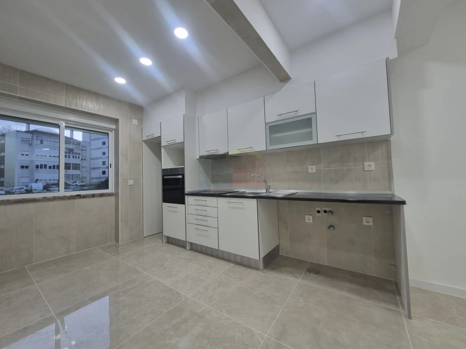 Apartamento T2 para Venda em Almada, Cova da Piedade, Pragal e Cacilhas Foto 1