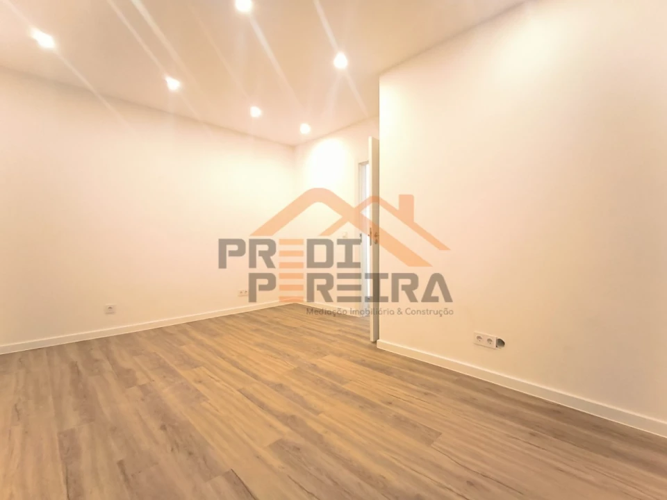 Apartamento T1 para Venda em Porto Salvo Foto 13
