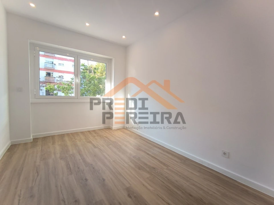 Apartamento T1 para Venda em Porto Salvo Foto 14
