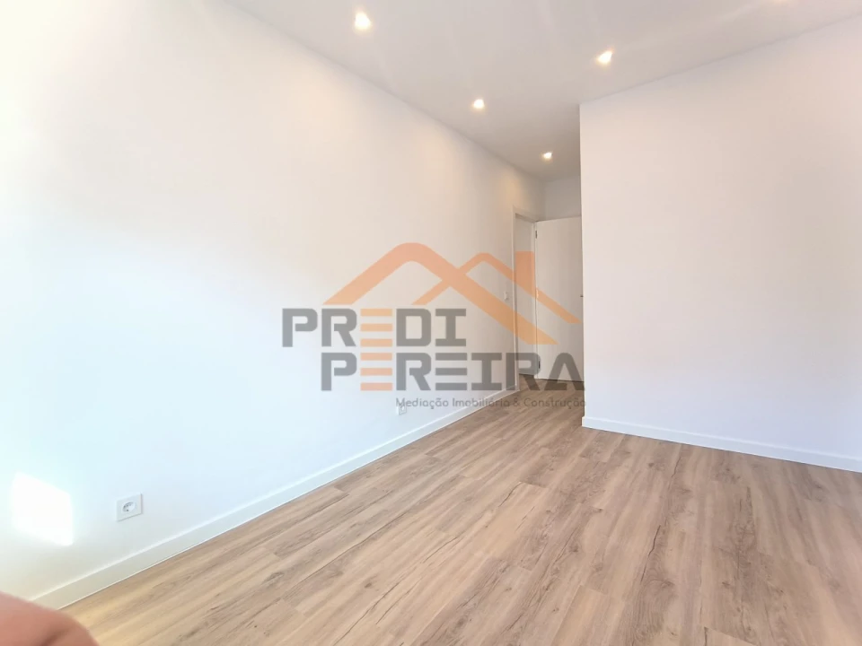Apartamento T1 para Venda em Porto Salvo Foto 16