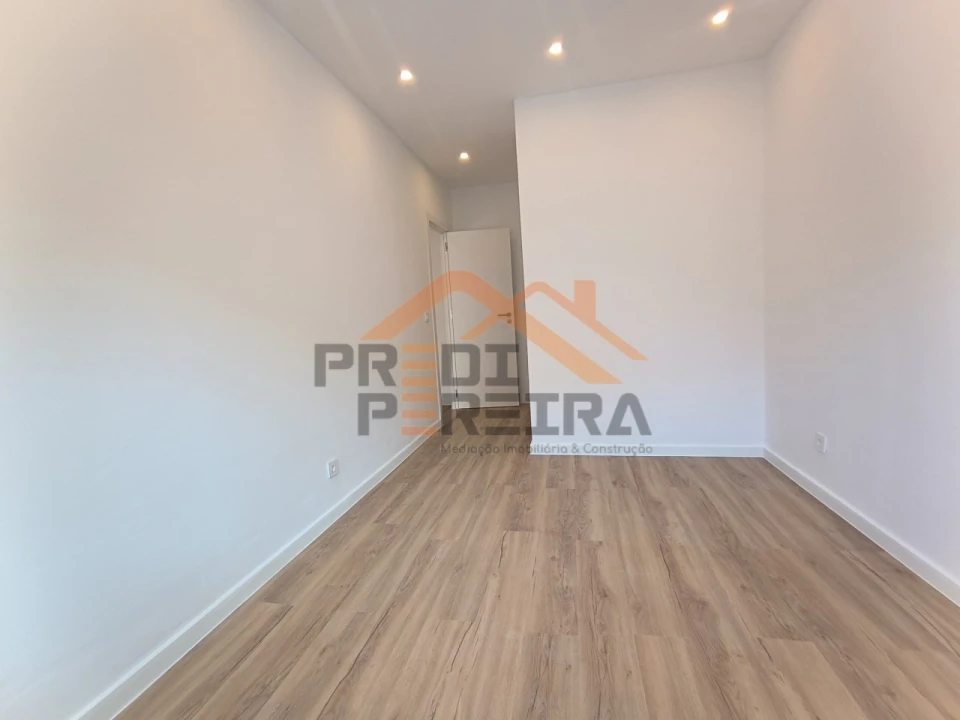 Apartamento T1 para Venda em Porto Salvo Foto 18