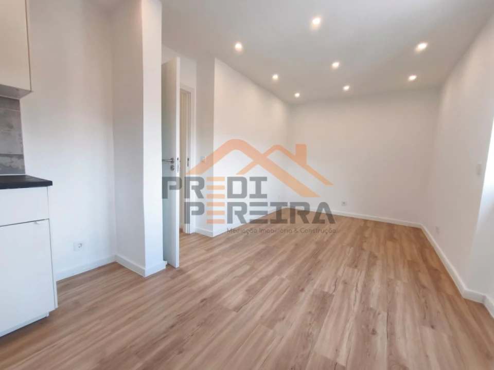 Apartamento T1 para Venda em Porto Salvo Foto 3