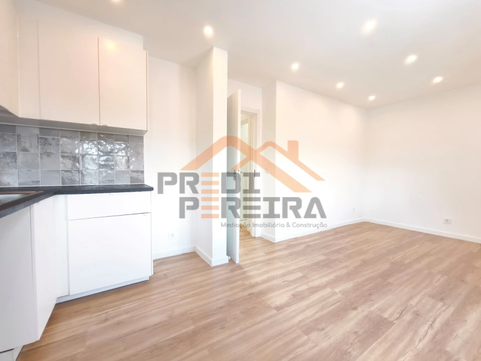 Apartamento T1 para Venda em Porto Salvo Foto 5