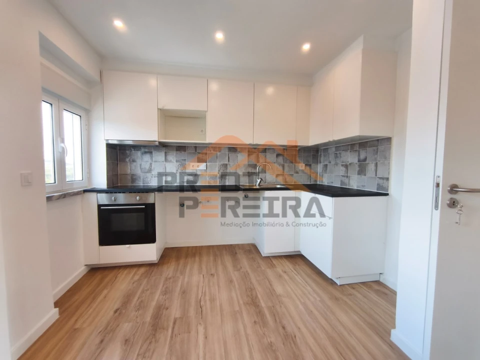 Apartamento T1 para Venda em Porto Salvo Foto 6