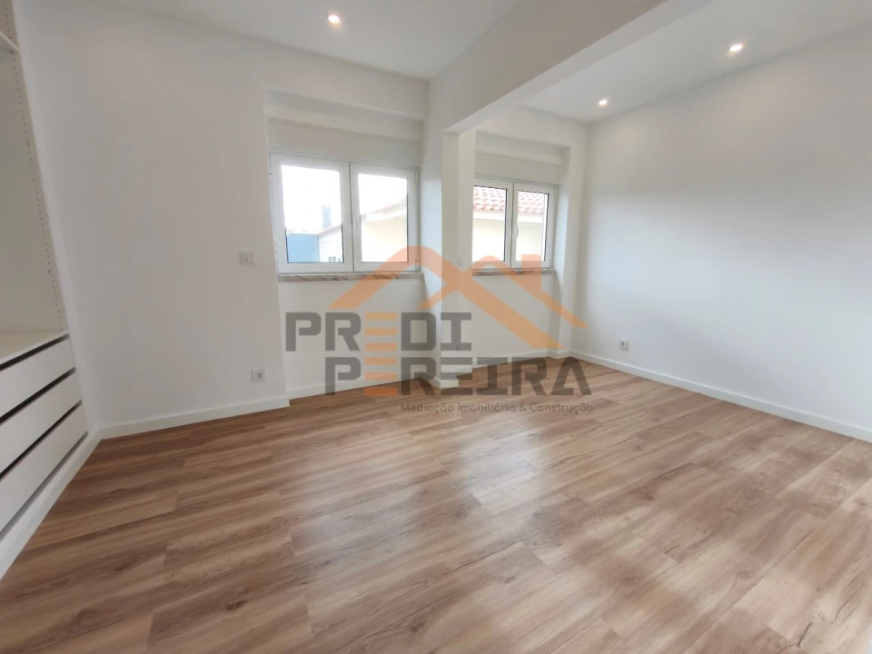 Apartamento T1 para Venda em Porto Salvo Foto 10