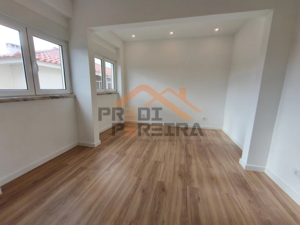 Apartamento T1 para Venda em Porto Salvo Foto 11