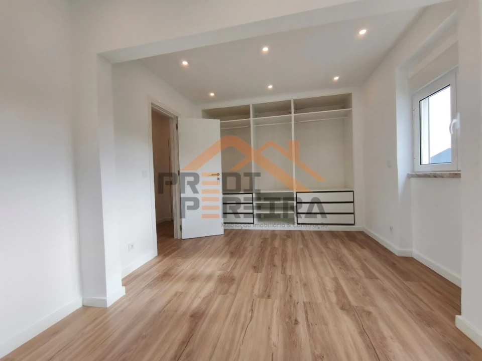 Apartamento T1 para Venda em Porto Salvo Foto 13