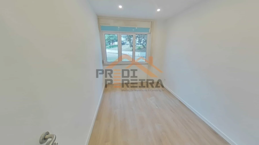 Apartamento T1 para Venda em Porto Salvo Foto 8