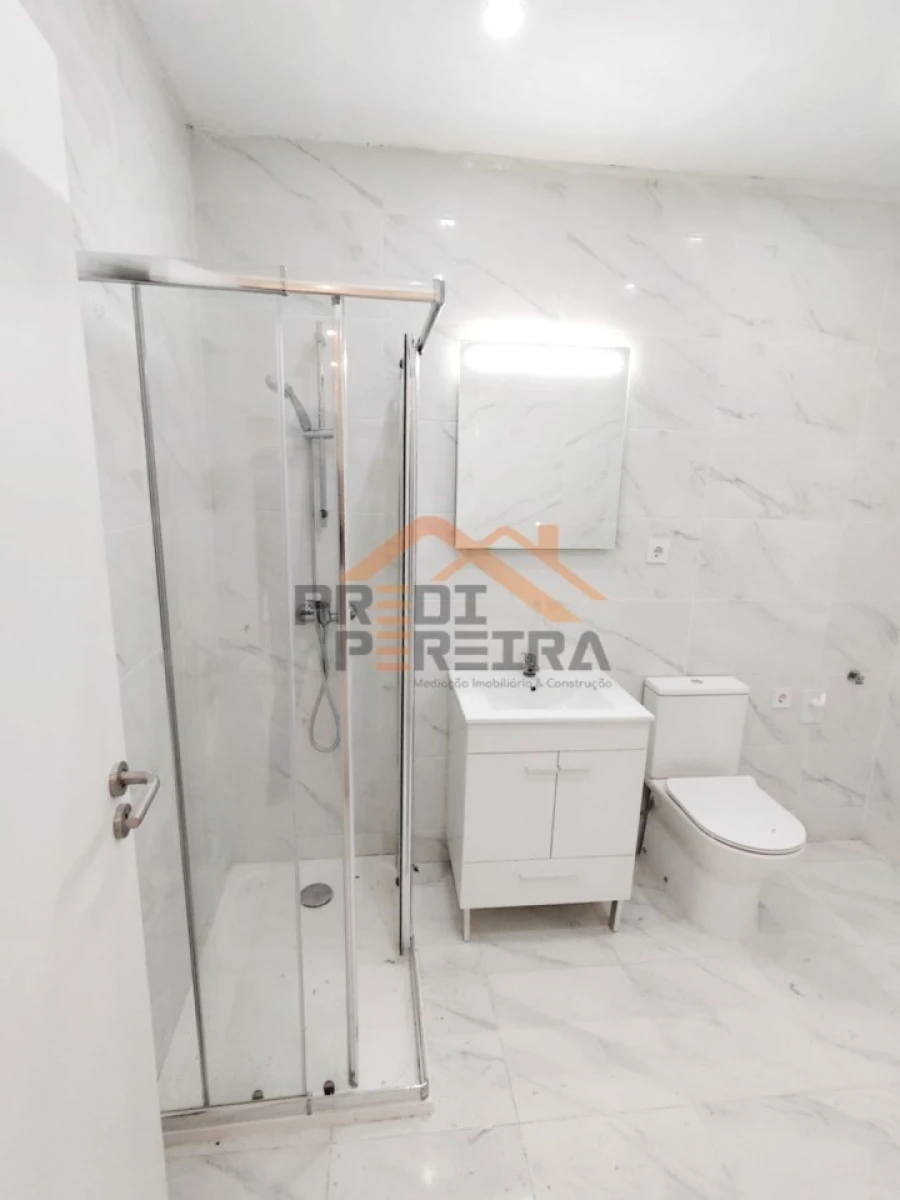 Apartamento T1 para Venda em Porto Salvo Foto 12