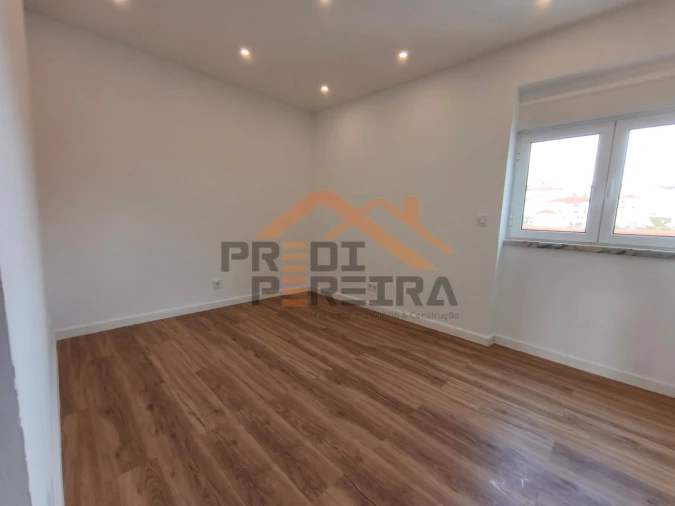 Apartamento T1 para Venda em Porto Salvo Foto 1