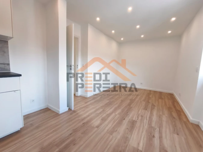 Apartamento T1 para Venda em Porto Salvo Foto 3
