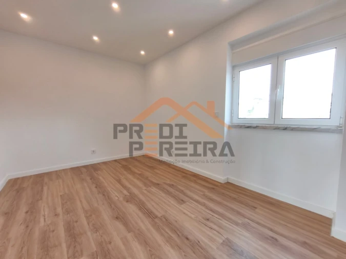 Apartamento T1 para Venda em Porto Salvo Foto 9