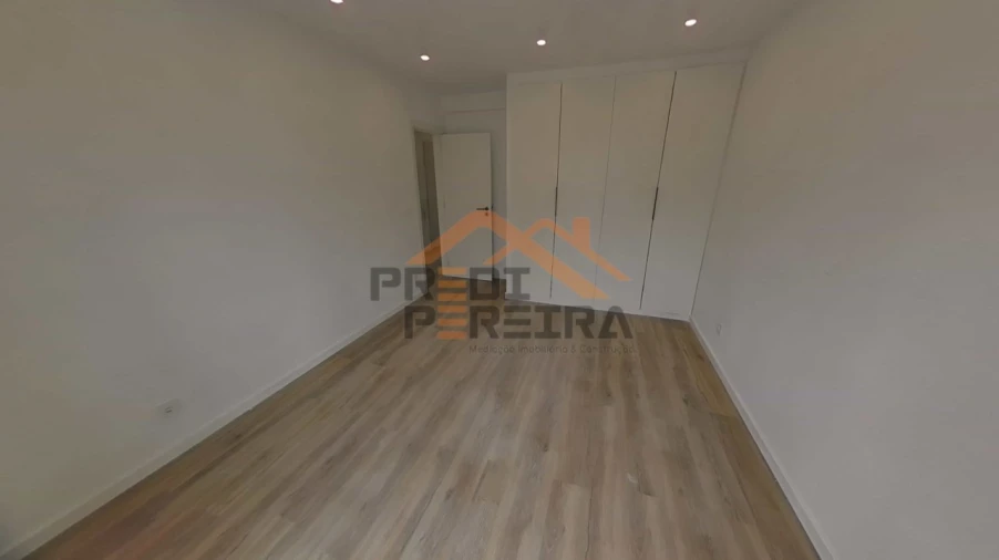 Apartamento T1 para Venda em Porto Salvo Foto 18