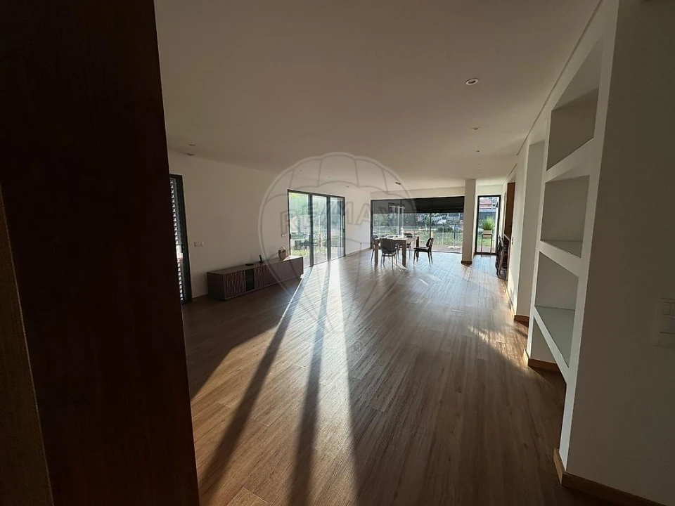 Moradia T4 para Arrendamento em Fânzeres e São Pedro da Cova Foto 8