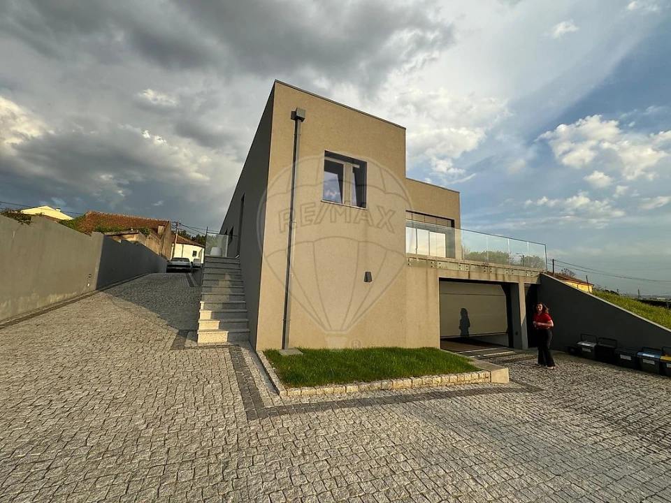 Moradia T4 para Arrendamento em Fânzeres e São Pedro da Cova Foto 4