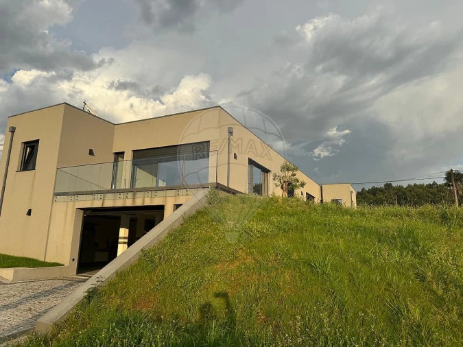 Moradia T4 para Arrendamento em Fânzeres e São Pedro da Cova Foto 5