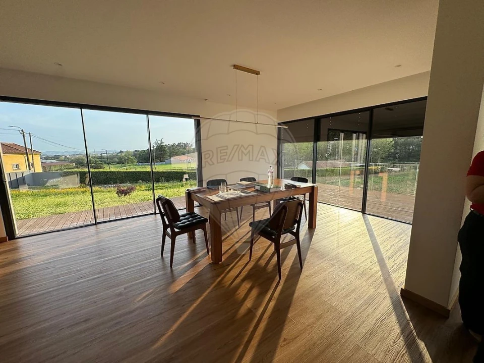 Moradia T4 para Arrendamento em Fânzeres e São Pedro da Cova Foto 1