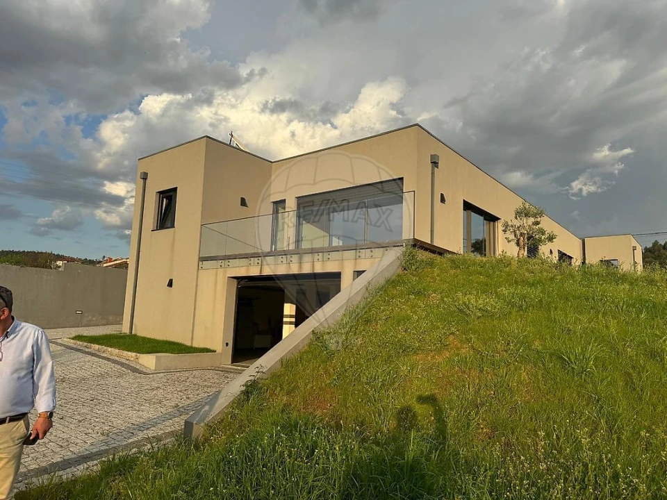 Moradia T4 para Arrendamento em Fânzeres e São Pedro da Cova Foto 6