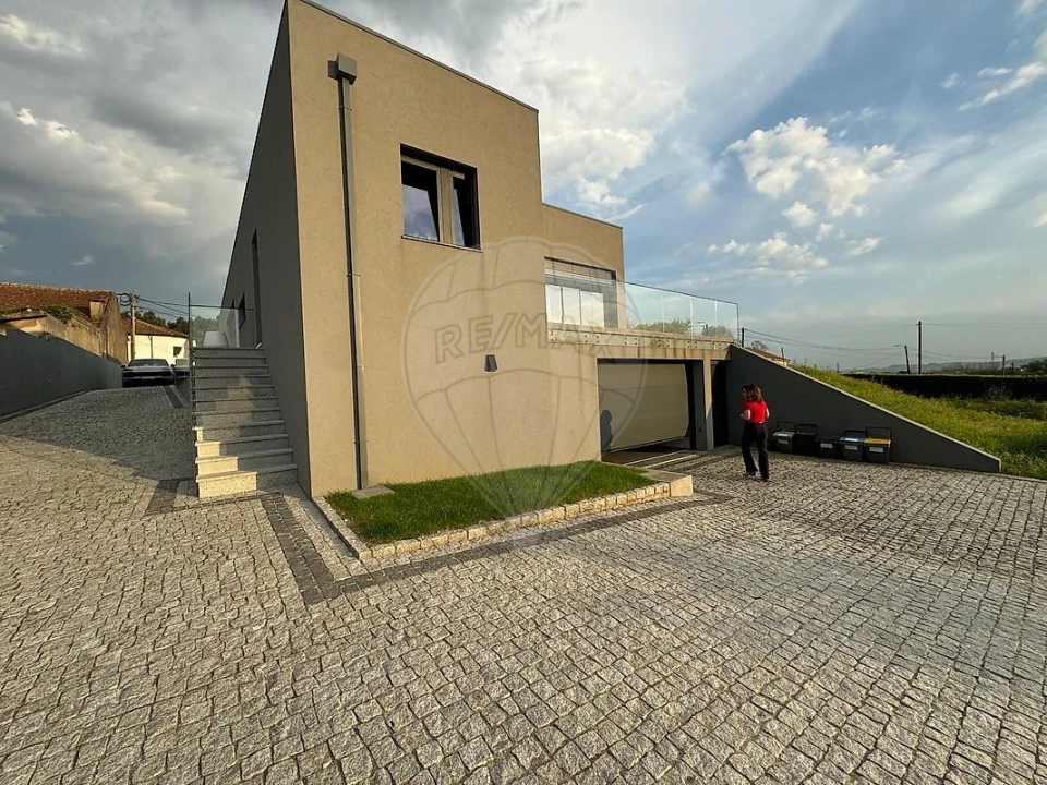 Moradia T4 para Arrendamento em Fânzeres e São Pedro da Cova Foto 2