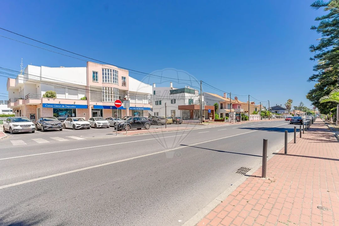Loja para Arrendamento em Charneca de Caparica e Sobreda Foto 1