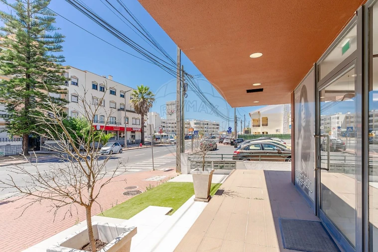 Loja para Arrendamento em Charneca de Caparica e Sobreda Foto 43