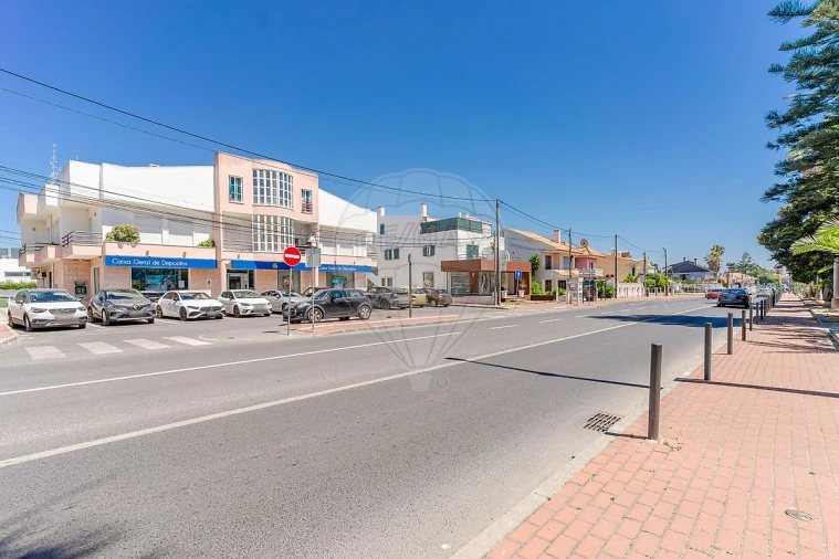 Loja para Arrendamento em Charneca de Caparica e Sobreda