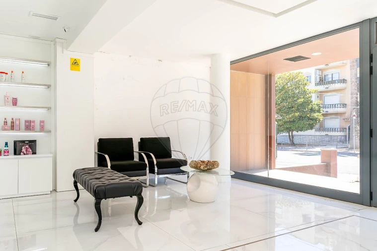 Loja para Arrendamento em Charneca de Caparica e Sobreda Foto 11