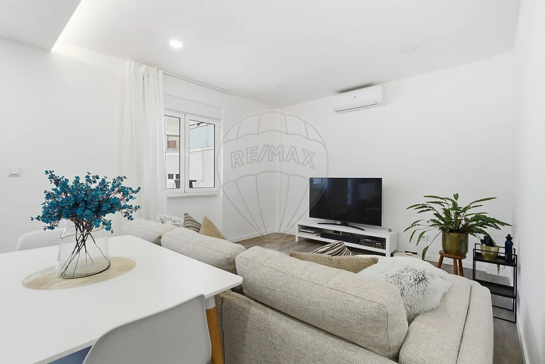 Apartamento T2 para Venda em Póvoa de Santo Adrião e Olival Basto Foto 1