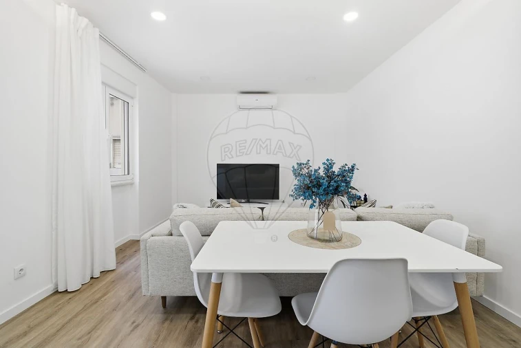 Apartamento T2 para Venda em Póvoa de Santo Adrião e Olival Basto Foto 3