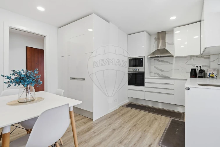 Apartamento T2 para Venda em Póvoa de Santo Adrião e Olival Basto Foto 2