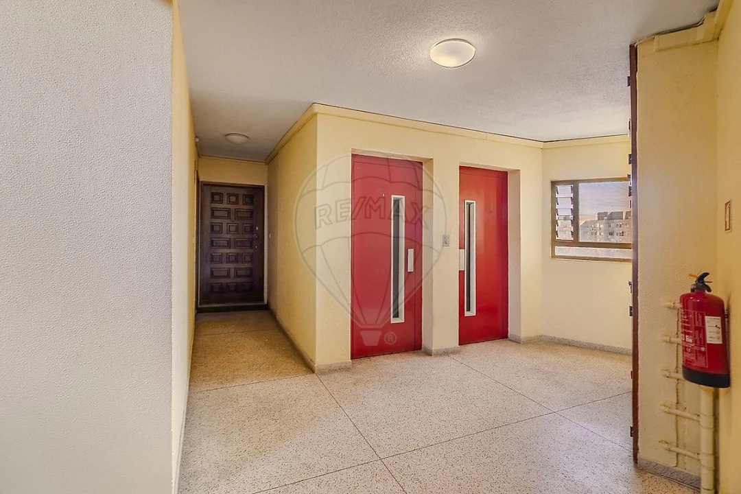 Apartamento T2 para Venda em Vilar de Andorinho Foto 2