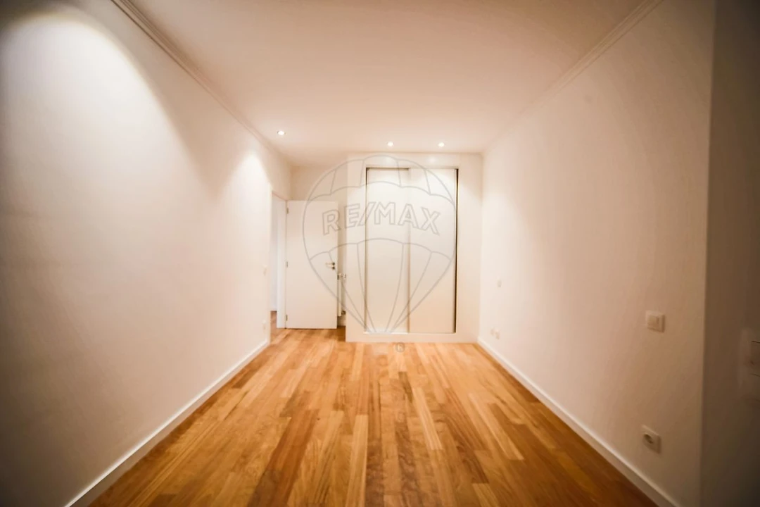 Apartamento T4 para Venda em Espinho Foto 10