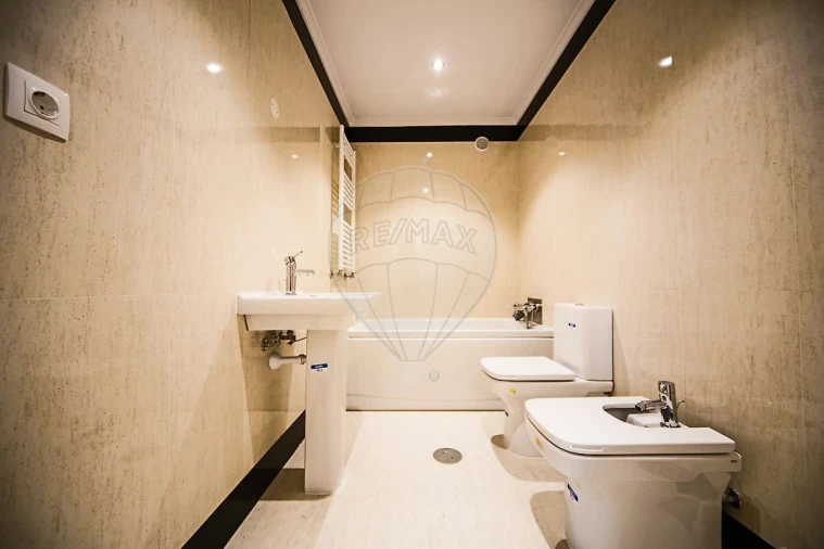 Apartamento T4 para Venda em Espinho Foto 12