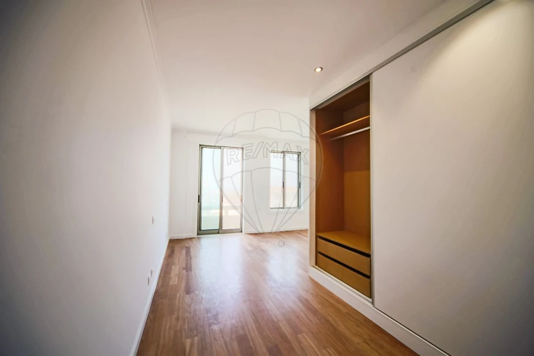 Apartamento T4 para Venda em Espinho Foto 9