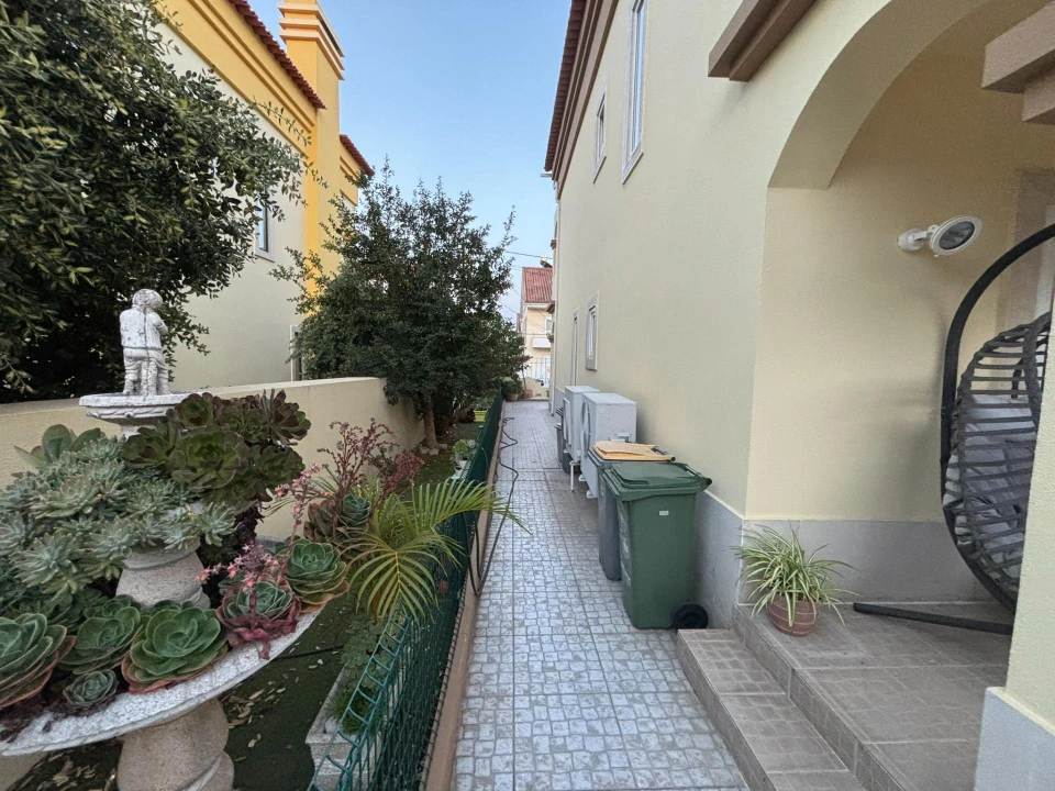 Moradia T5 para Venda em Fernao Ferro Foto 31