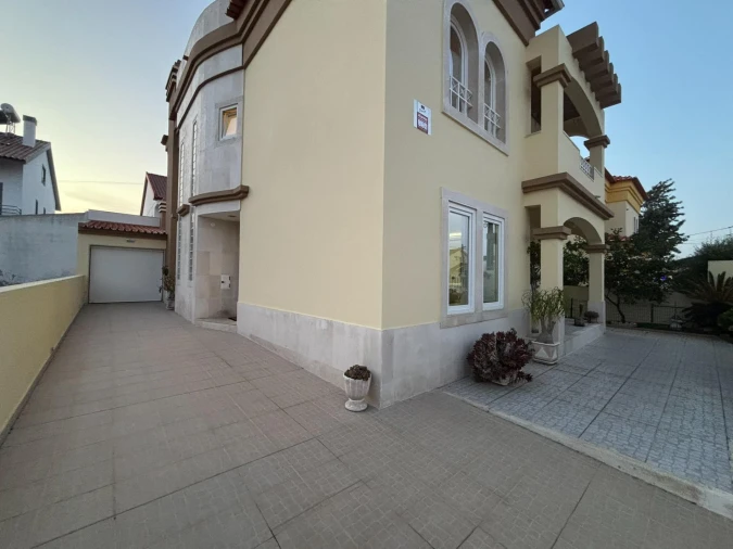 Moradia T5 para Venda em Fernao Ferro