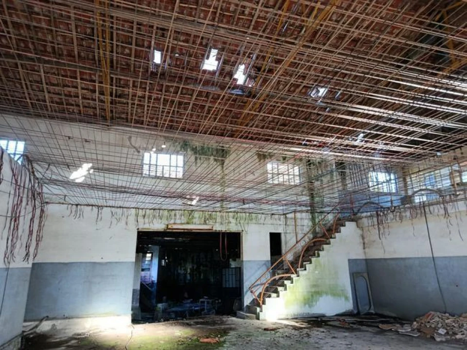 Armazém para Venda em Paços de Brandão Foto 5